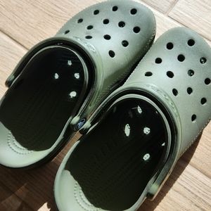 Womens size 8 crocs men's size 6 army green